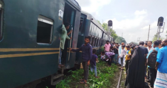 ময়মনসিংহ জেলার গফরগাঁও এলাকায় ঢাকাগামী 'জামালপুর কমিউটার' ট্রেনের লাইনচ্যুত হওয়া ৫টি বগির উদ্ধার কাজ সম্পন্ন হয়েছে।