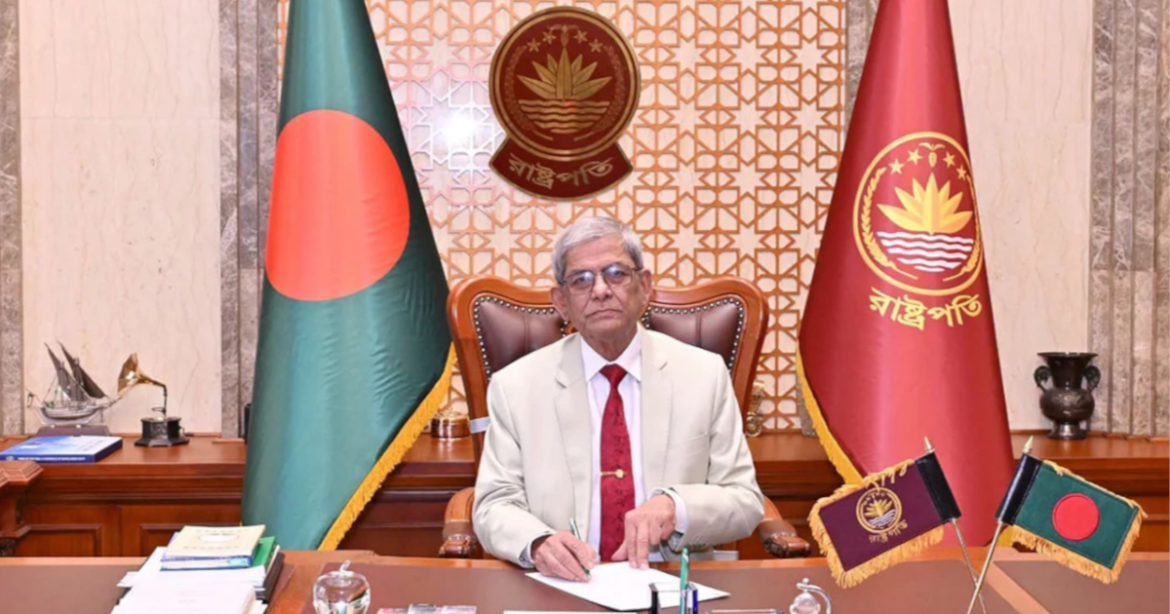 শপথ নেওয়ার পর প্রথমবারের মতো বঙ্গভবনে দাপ্তরিক কার্যক্রম শুরু করেছেন নবনির্বাচিত রাষ্ট্রপতি মির্জা ফখরুল ইসলাম আলমগীর।