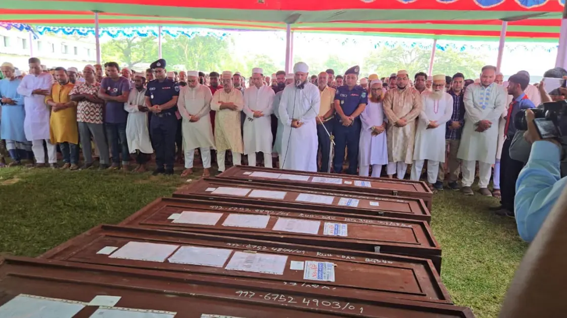 নওগাঁয় একই মাঠে ৭ প্রবাসীর জানাজা সম্পন্ন