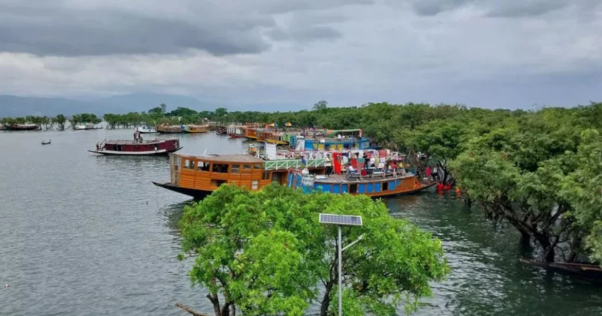 টাঙ্গুয়ার হাওরে পরবর্তী নির্দেশ না দেওয়া পর্যন্ত সব ধরনের হাউজবোট ও পর্যটকবাহী নৌযানের প্রবেশ ও চলাচল নিষিদ্ধ।