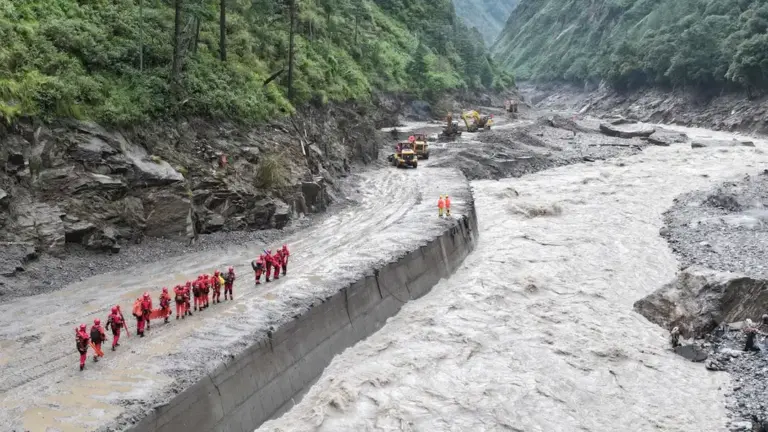 ফের বন্যার আশঙ্কা: উদ্ধারকাজ স্থগিত করল নেপাল ও চীন