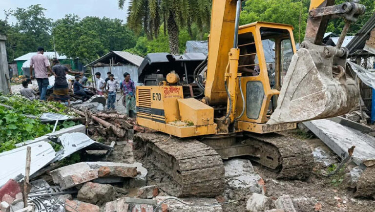 প্রথম স্ত্রীকে নিয়ে বিদেশে পাড়ি, বাড়ি গুঁড়িয়ে দিলেন দ্বিতীয় স্ত্রী