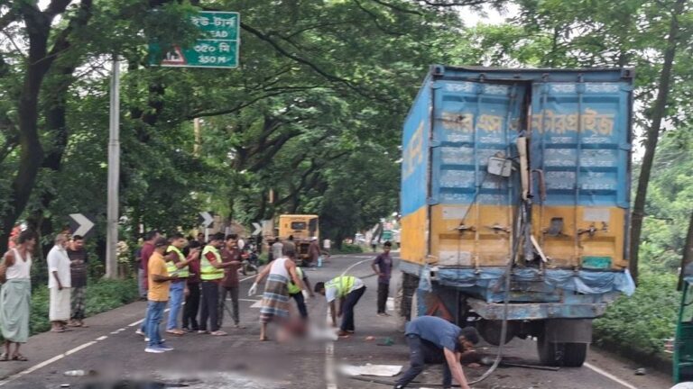 ফেনীতে পৃথক সড়ক দুর্ঘটনায় নিহত ৪