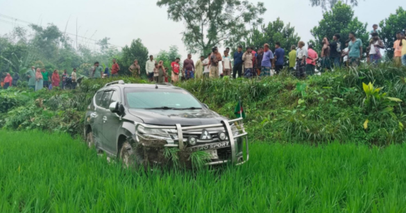 বৃদ্ধ পথচারীকে বাঁচাতে গিয়ে সড়ক বগুড়া জেলায় সড়ক দুর্ঘটনার কবলে পড়েছে জনপ্রশাসন ও খাদ্য মন্ত্রণালয় প্রতিমন্ত্রী মো. আব্দুল বারী’র গাড়ি।