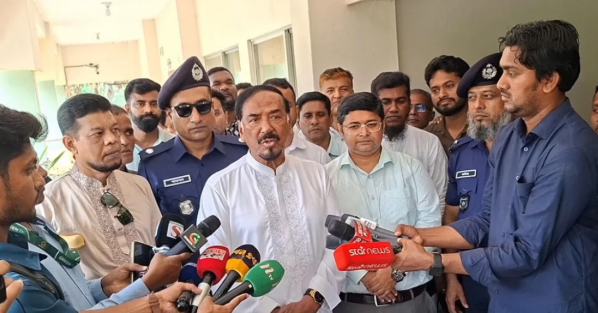 অধিকাংশ সরকারি কর্মকর্তা চোর এবং তাদের ঘুষ ও লুটপাটের ফলেই জনজীবনে তীব্র নাভিশ্বাস উঠেছে’ বলে- মন্তব্য করেছেন স্পিকার হাফিজ উদ্দিন আহমদ।