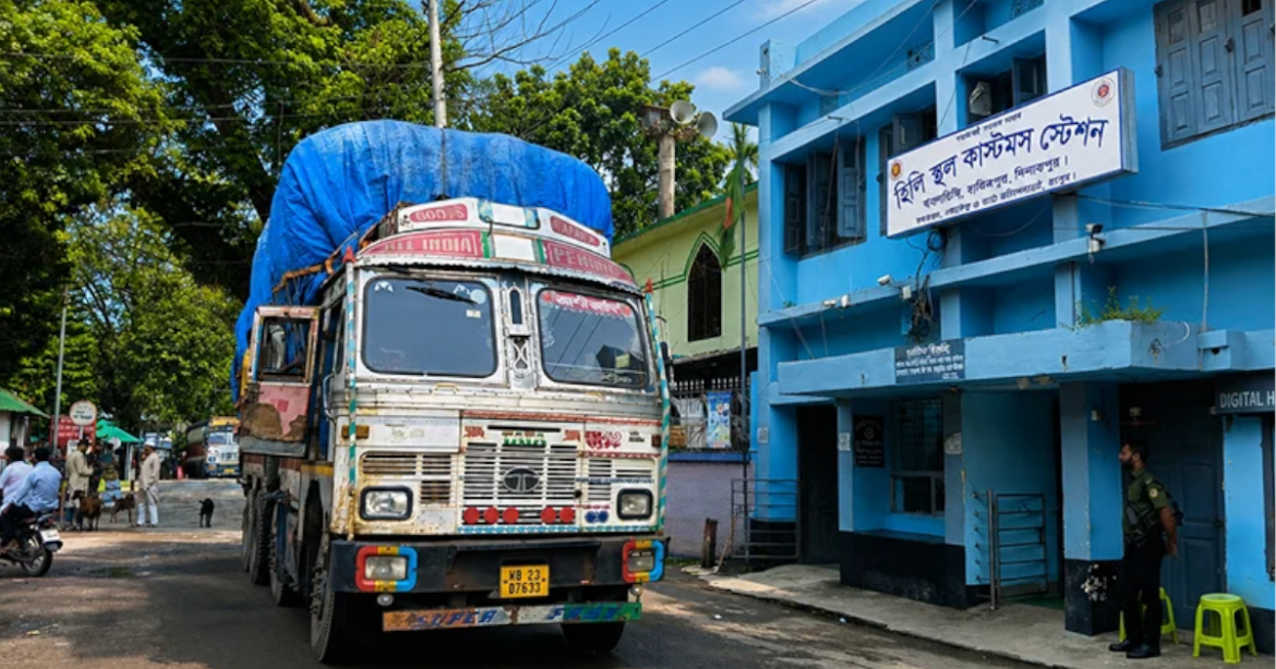 ভারতীয় ব্যবসায়ীদের ধর্মঘটে টানা ৫ দিন বন্ধের পর দিনাজপুর জেলার হিলি স্থলবন্দর দিয়ে আবারও আমদানি-রপ্তানি শুরু হয়েছে।