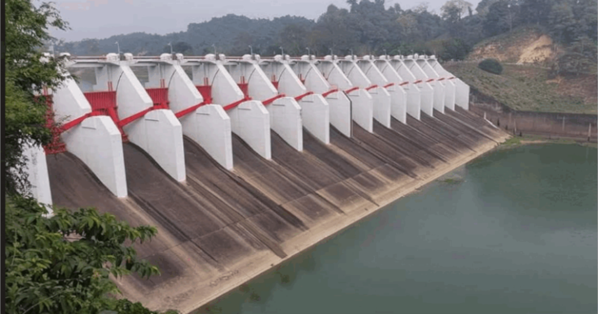 কাপ্তাই হ্রদে পানির উচ্চতা কমে আসায় বাঁধের স্পিলওয়ের ১৬টি জলকপাট বন্ধ করে দেওয়া হয়েছে।