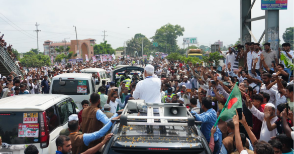 জ্বালানী তেলের সংকটের মধ্যেই তেল অপচয় করে বিশাল গাড়িবহর নিয়ে চট্টগ্রাম অভিমুখে লংমার্চ কর্মসূচি পালন করেছে ১১ দলীয় ঐক্যজোট।