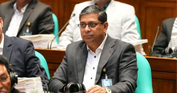 প্রতিমন্ত্রী মীর শাহে আলম বলেছেন, আগামী ৪ বছরের মধ্যে সবার কাছে ফ‍্যামিলি কার্ড পৌঁছে যাবে। রাষ্ট্রপতির স্ত্রীও ফ‍্যামিলি কার্ড পাবে।