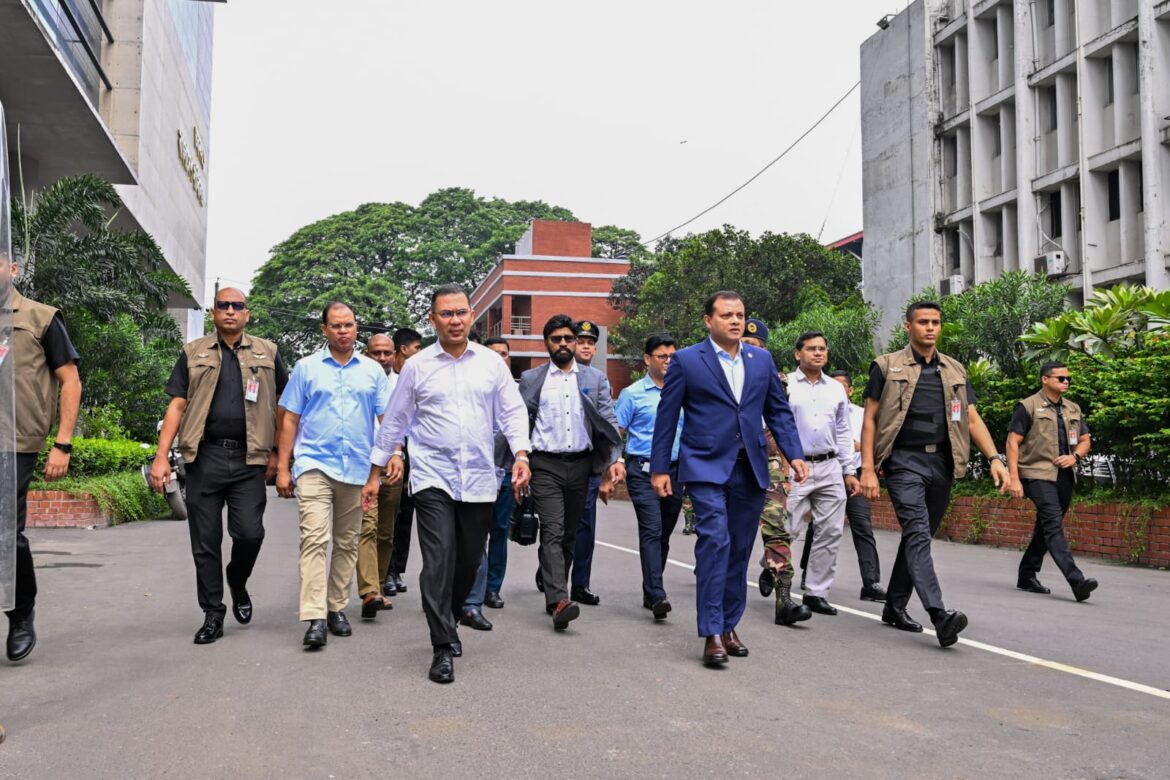 শুভ জন্মাষ্টমী উপলক্ষে সনাতন ধর্মাবলম্বী বিশিষ্টদের সঙ্গে শুভেচ্ছা বিনিময় অনুষ্ঠানে যোগ দিতে সচিবালয় থেকে পায়ে হেঁটে সরাসরি ওসমানী স্মৃতি মিলনায়তনে পৌঁছান প্রধানমন্ত্রী তারেক রহমান।