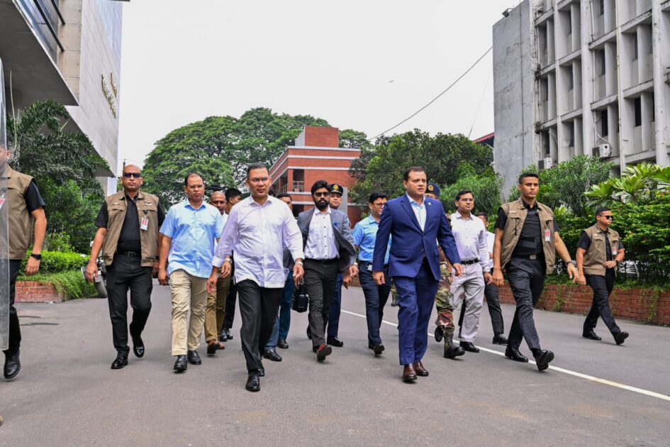শুভ জন্মাষ্টমী উপলক্ষে সনাতন ধর্মাবলম্বী বিশিষ্টদের সঙ্গে শুভেচ্ছা বিনিময় অনুষ্ঠানে যোগ দিতে সচিবালয় থেকে পায়ে হেঁটে সরাসরি ওসমানী স্মৃতি মিলনায়তনে পৌঁছান প্রধানমন্ত্রী তারেক রহমান।