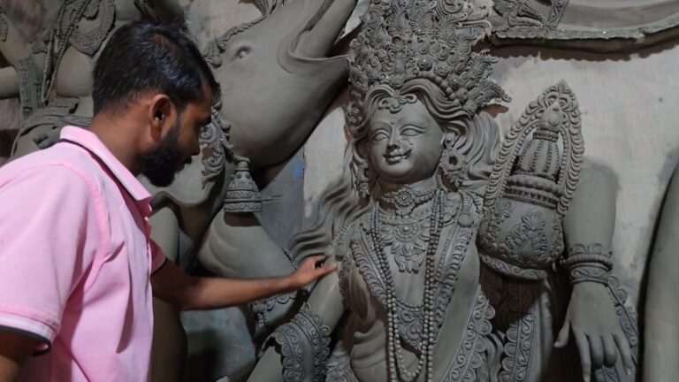 শরীয়তপুরে ১০২ পূজামণ্ডপে চলছে প্রতিমা তৈরির কাজ