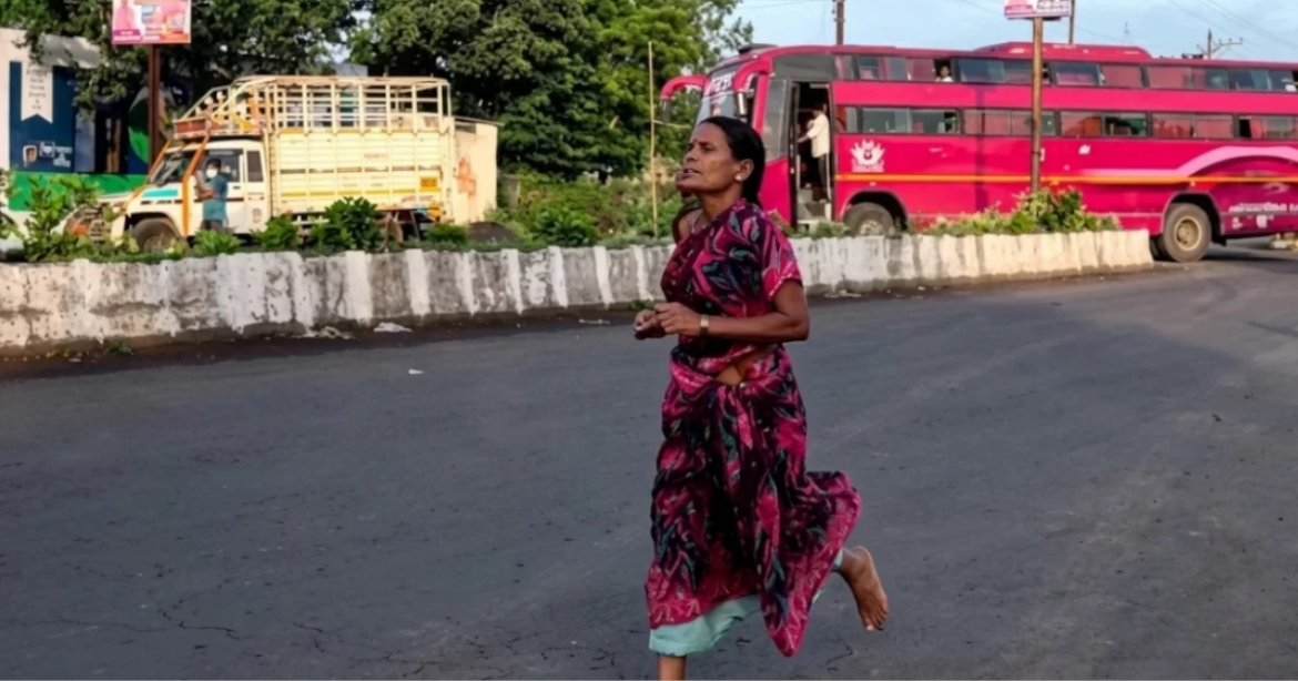 খালি পায়ে ম্যারাথন প্রতিযোগিতায় অংশ নিয়ে একাধিক তরুণ প্রতিযোগীকে পেছনে ফেলে বিজয়ী হয়েছেন ৪৭ বছর বয়সী এক মা।