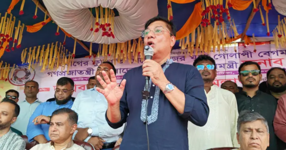 শেখ হাসিনা দেশে এলে তাকে দুইটি হাতকড়া নিয়ে রিসিভ করা হবে বলে মন্তব্য করেছেন বেসামরিক বিমান পরিবহন ও পর্যটনমন্ত্রী এম. রশিদুজ্জামান মিল্লাত।