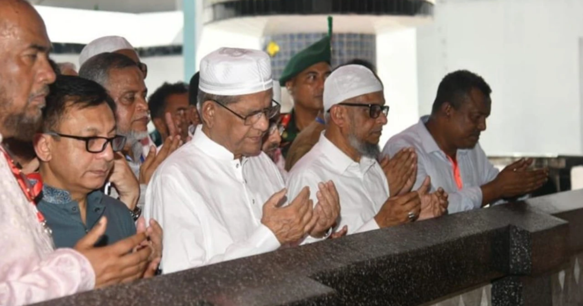 হযরত শাহজালাল (রহ.)-এর মাজার জিয়ারত করেছেন রাষ্ট্রপতি মির্জা ফখরুল ইসলাম আলমগীর।