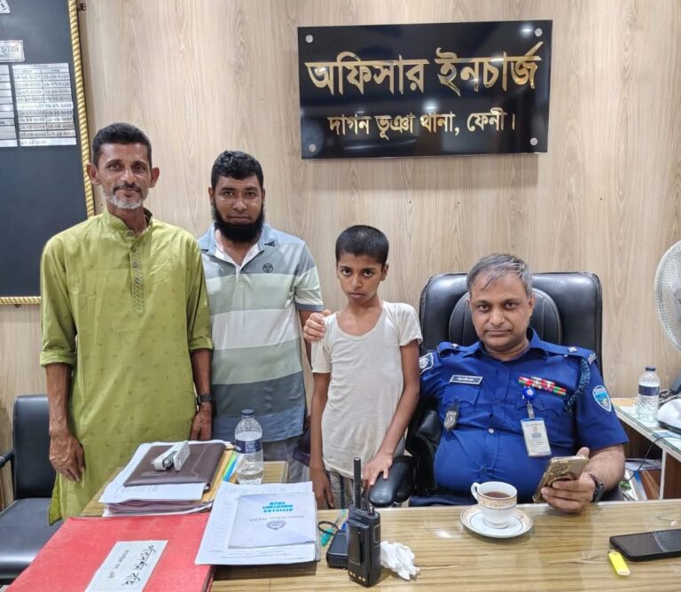নিখোঁজ কিশোরকে বাবার কোলে ফিরিয়ে দিল পুলিশ