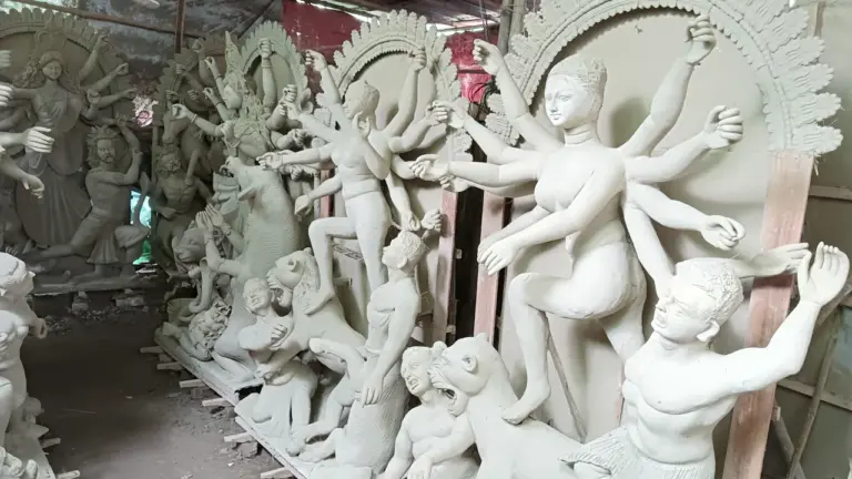 শারদীয় দুর্গোৎসব: শেষ মুহূর্তের প্রস্তুতিতে ব্যস্ত প্রতিমা কারিগররা