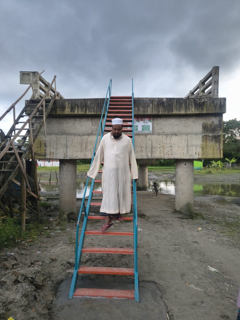 ৯ কোটি টাকার সেতু ব্যবহারে ভরসা লোহার সিঁড়ি!