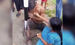 খুঁটির সঙ্গে বাঁধা বাবাকে চা-রুটি খাওয়ানো সেই শিশুর দায়িত্ব নিল প্রশাসন