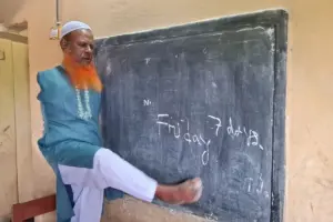 দুই হাত নেই, পা দিয়েই ব্ল্যাকবোর্ডে লেখেন দুখু মিয়া