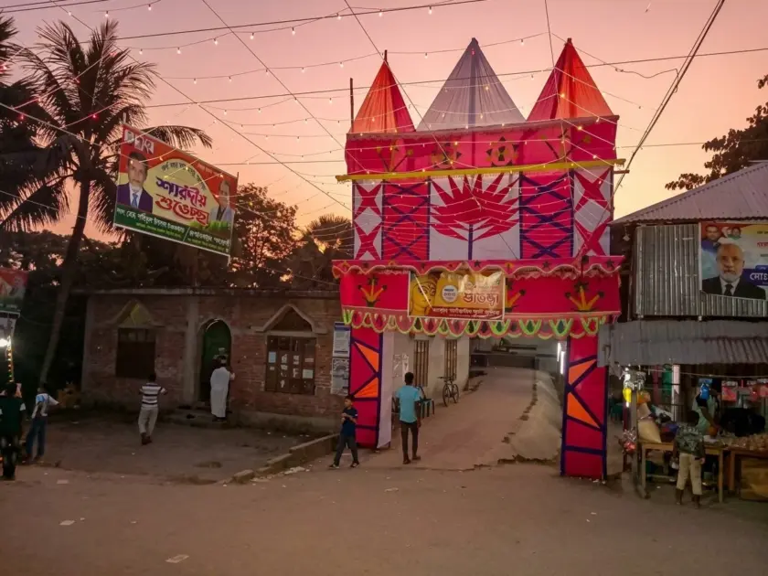 সম্প্রীতির অনন্য নিদর্শন, একই মাঠের ১০ ফুট দূরত্বে মসজিদ ও মন্দির