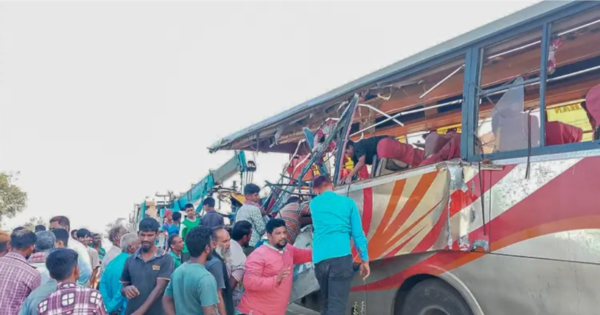 রংপুরে দাঁড়িয়ে থাকা ট্রাকে বাসের ধাক্কা, নিহত ৩