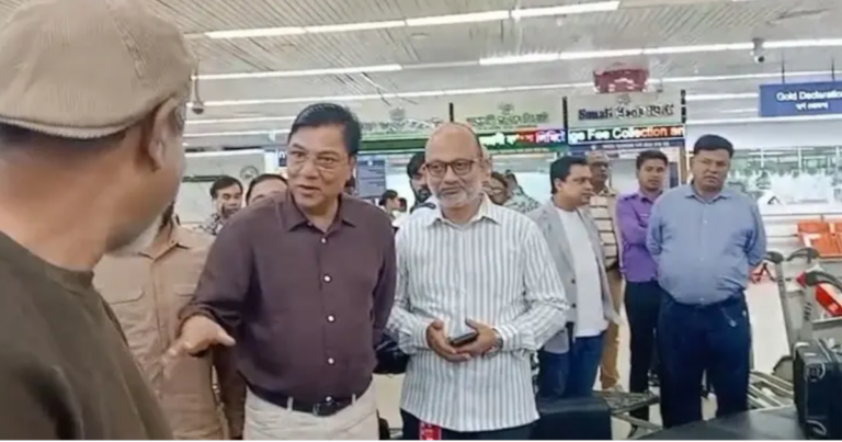 হঠাৎ শাহজালাল বিমানবন্দর পরিদর্শনে বিমানমন্ত্রী, ট্রলি বাড়ানোর নির্দেশ