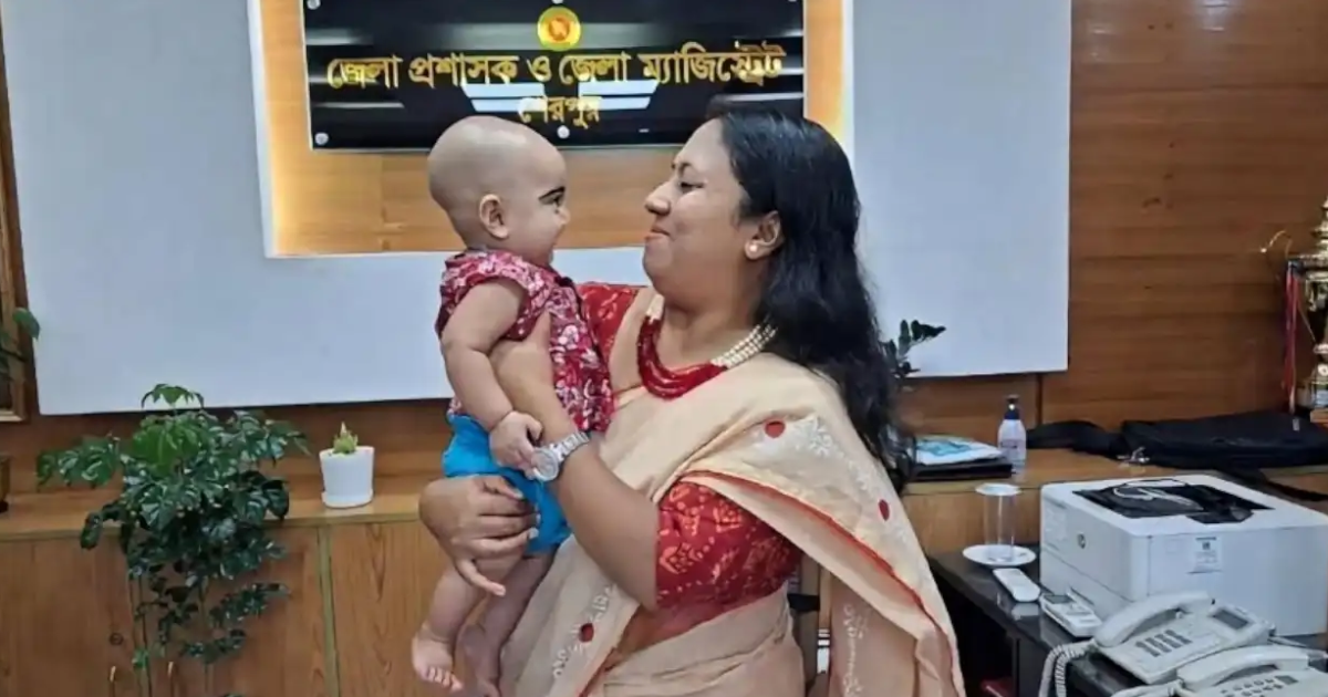 ডিসির কোলে মায়ের পরশ পেল এতিম শিশু