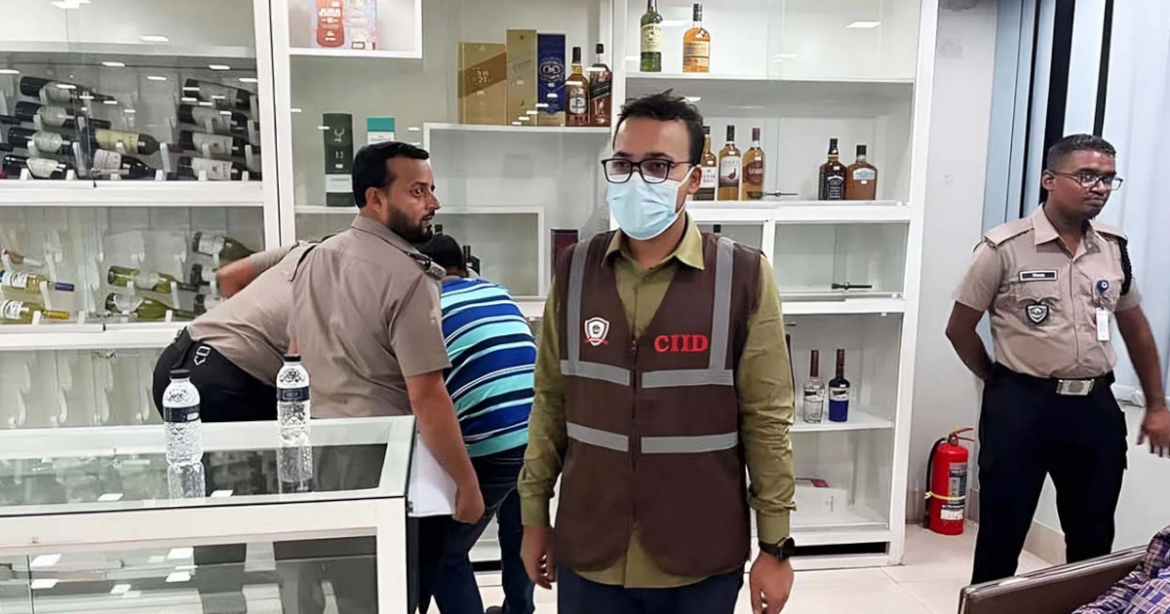 'গোপন গুদামে' শুল্কমুক্ত মদ মজুত রাখার অভিযোগে সালমান মুক্তাদিরের শ্বশুর মালিকানাধীন ৪টি ওয়্যারহাউস সিলগালা করা হয়েছে।