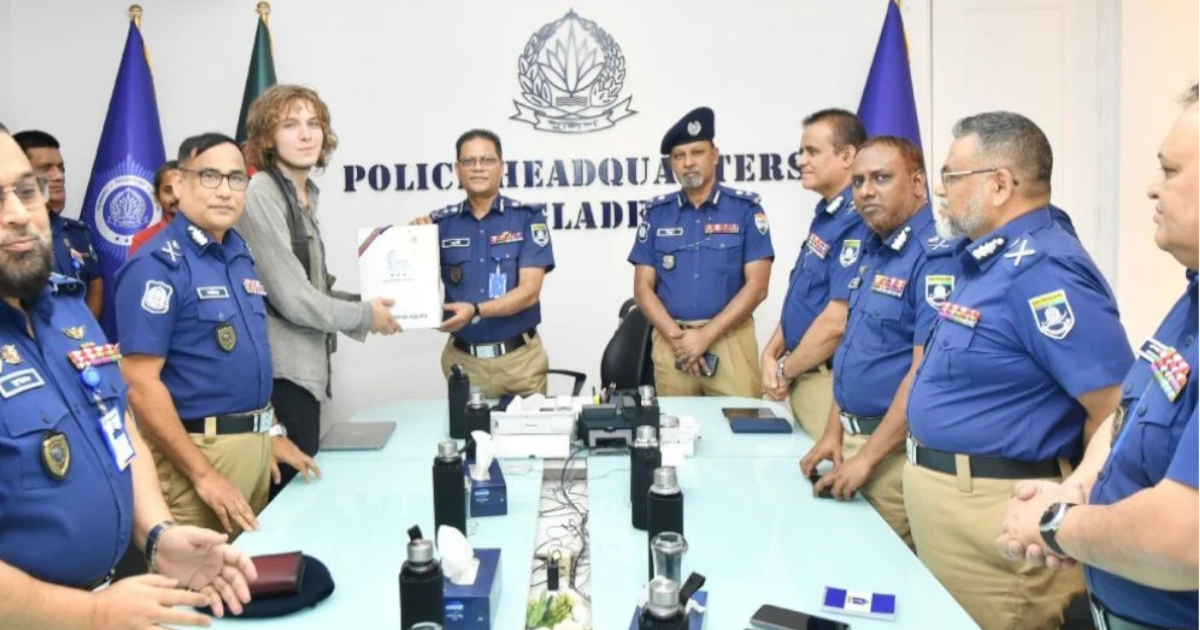 জার্মান পর্যটকের উদ্ধার ল্যাপটপ হস্তান্তর করেছে পুলিশ