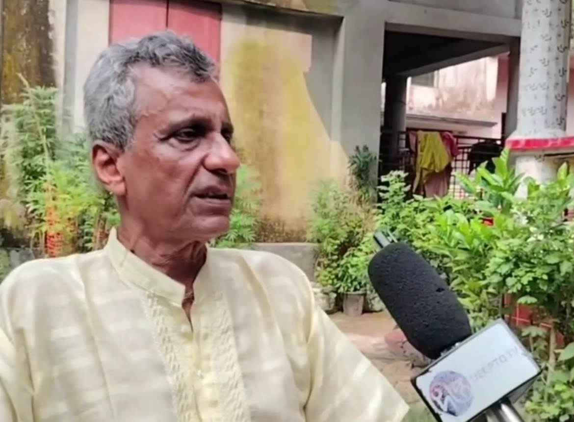 শিক্ষকতা কেবল একটি পেশা নয়, এটি একটি ব্রত। এই কথার বাস্তব প্রমাণ মাগুরার অবসরপ্রাপ্ত শিক্ষক স্বপন কুমার চক্রবর্তী।