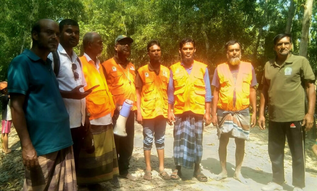 মরা গরুর পচা গন্ধে লোকালয়ে সুন্দরবনের বাঘ, রাত জেগে পাহারা দিলো এলাকাবাসী