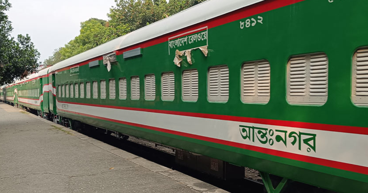 ভারত থেকে এলো ১৮টি ব্রডগেজ রেলকোচ