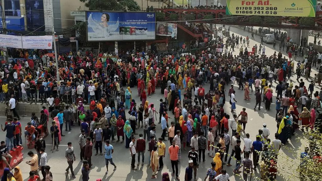 মিরপুরে পোশাক শ্রমিকদের সড়ক অবরোধ, তীব্র যানজট