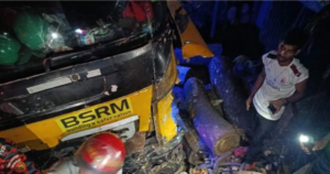 বাস নষ্ট হওয়ায় মহাসড়কের পাশে দাঁড়িয়ে ছিলেন যাত্রীরা, লরি চাপায় নিহত ৫