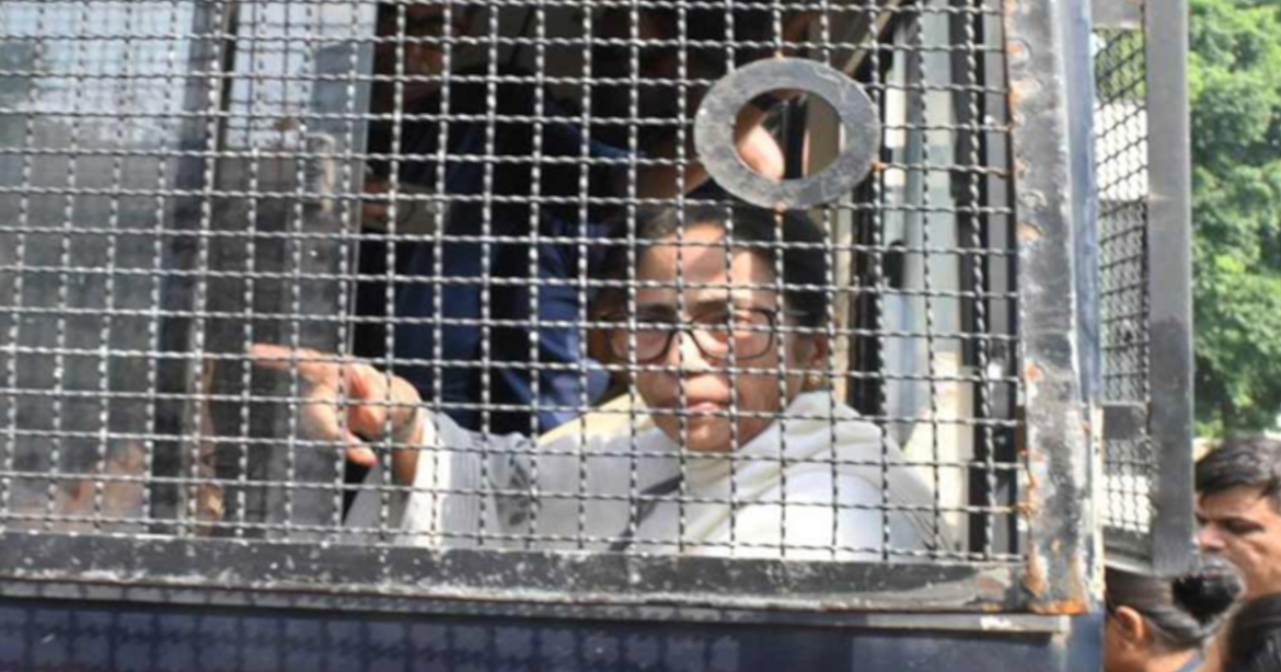 ভারতের প্রধান নির্বাচন কমিশনার জ্ঞানেশ কুমারের পদত্যাগের দাবিতে দিল্লিতে বিক্ষোভ ও ধরপাকড়ের মধ্যে পশ্চিমবঙ্গের সাবেক মুখ্যমন্ত্রী মমতা বন্দ্যোপাধ্যায়কে আটক করেছে দিল্লি পুলিশ।