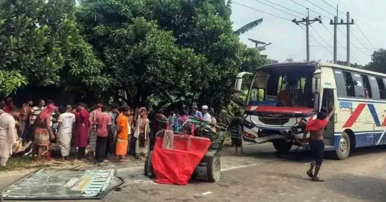 ময়মনসিংহে অটোরিকশায় বাসের চাপায় নারী-শিশুসহ নিহত ৭